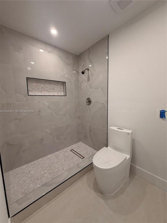 For Sale: $800,000 (6 beds, 3 baths, 2032 Square Feet)