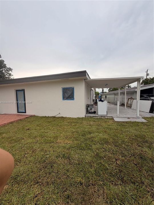 For Sale: $800,000 (6 beds, 3 baths, 2032 Square Feet)