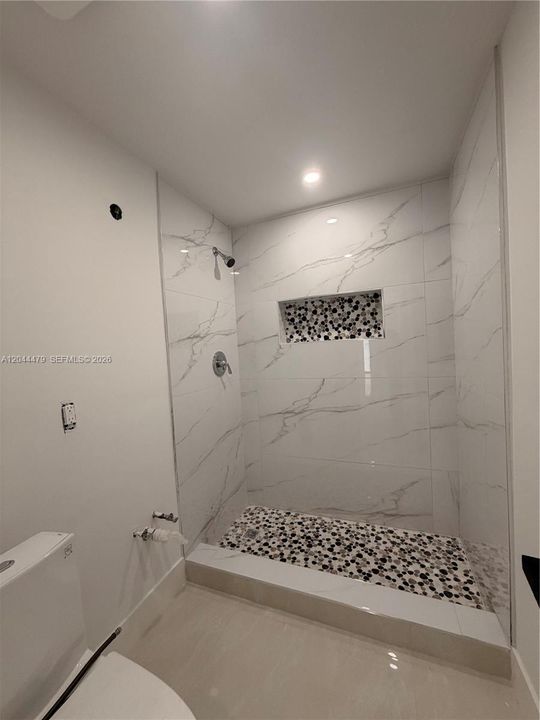 For Sale: $800,000 (6 beds, 3 baths, 2032 Square Feet)