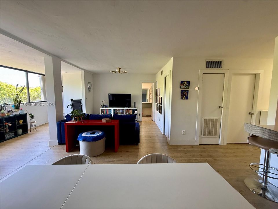 For Sale: $375,000 (1 beds, 1 baths, 904 Square Feet)