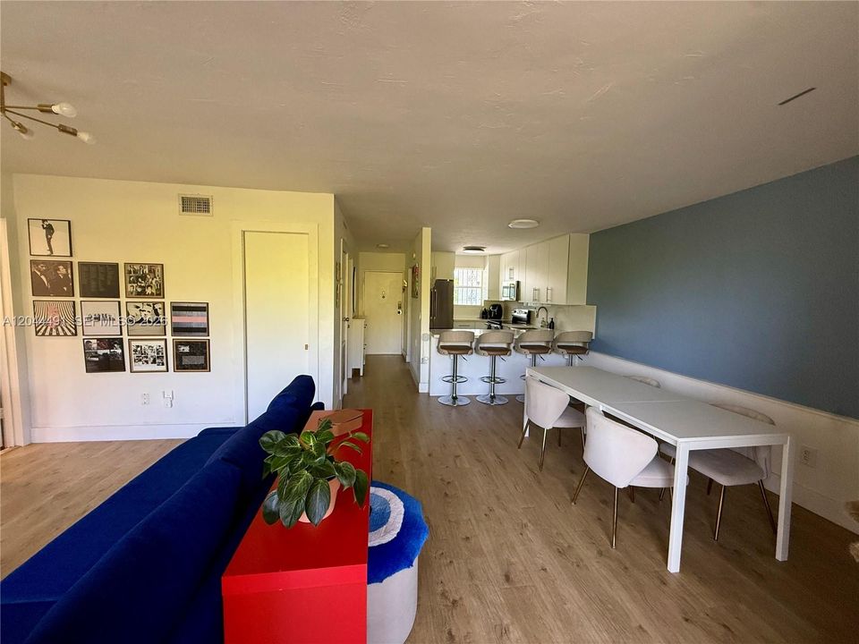 For Sale: $375,000 (1 beds, 1 baths, 904 Square Feet)
