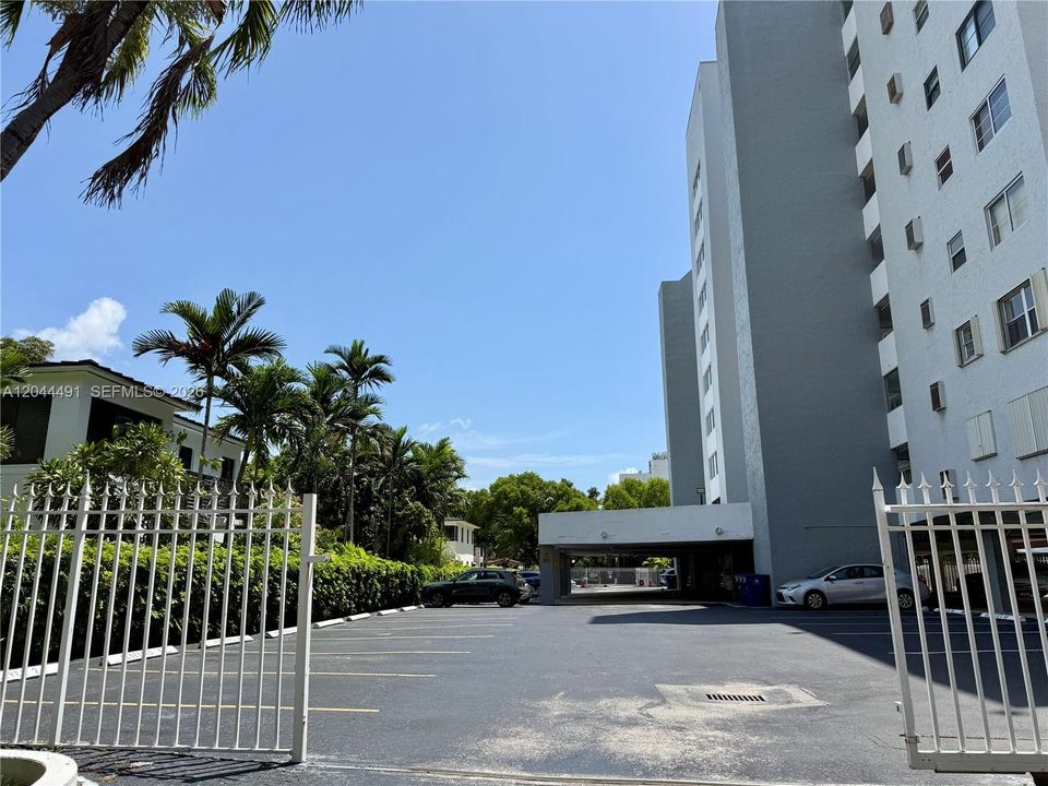 For Sale: $375,000 (1 beds, 1 baths, 904 Square Feet)
