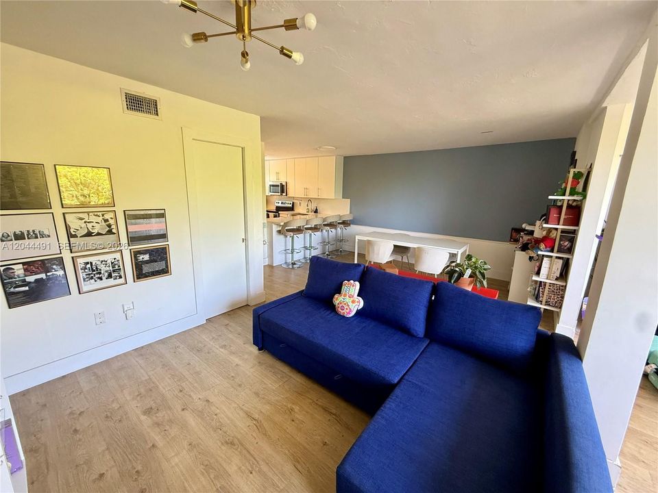 For Sale: $375,000 (1 beds, 1 baths, 904 Square Feet)