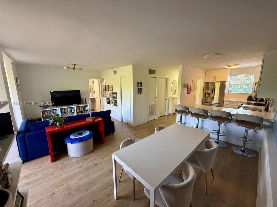 For Sale: $375,000 (1 beds, 1 baths, 904 Square Feet)