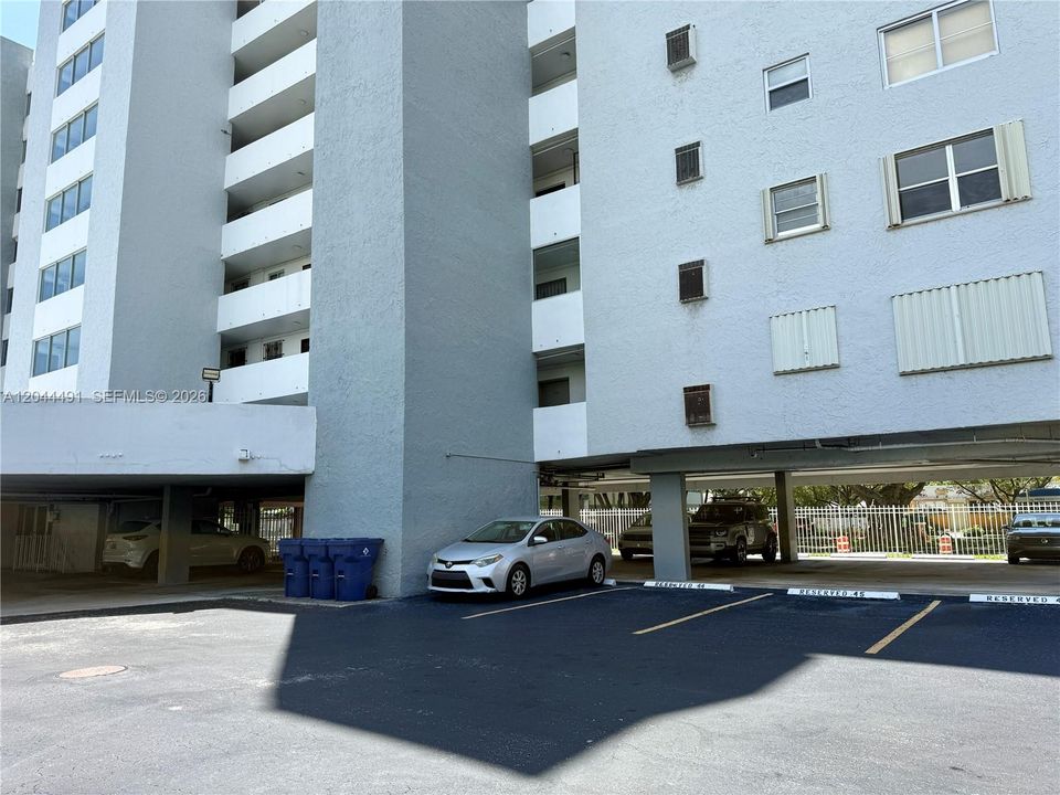 For Sale: $375,000 (1 beds, 1 baths, 904 Square Feet)
