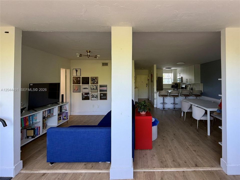 For Sale: $375,000 (1 beds, 1 baths, 904 Square Feet)