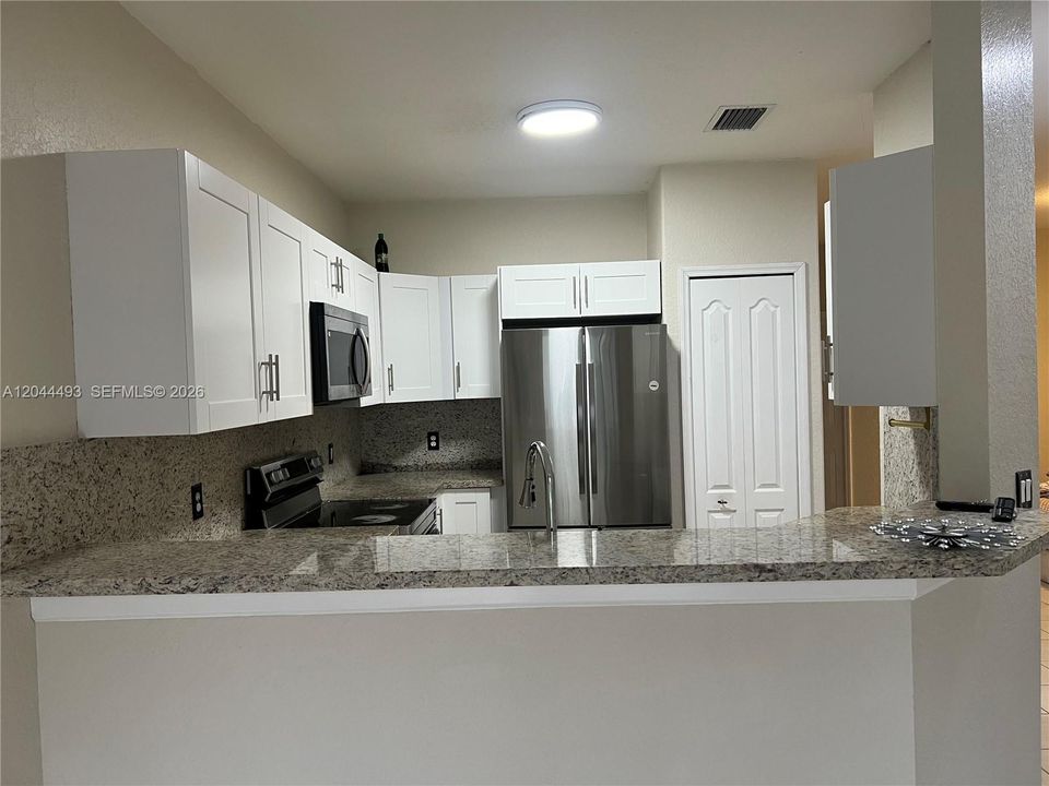 В аренду: $3,200 (3 спален, 3 ванн, 1701 Квадратных фут)