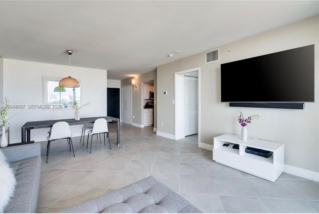 For Rent: $4,100 (1 beds, 1 baths, 740 Square Feet)