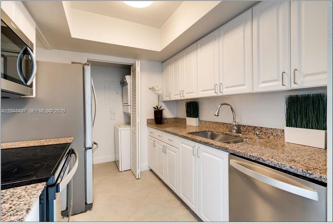 For Rent: $4,100 (1 beds, 1 baths, 740 Square Feet)