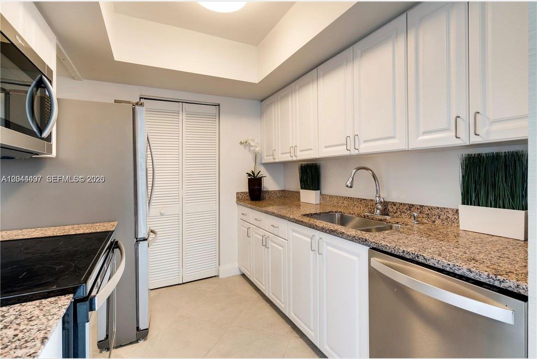 For Rent: $4,100 (1 beds, 1 baths, 740 Square Feet)