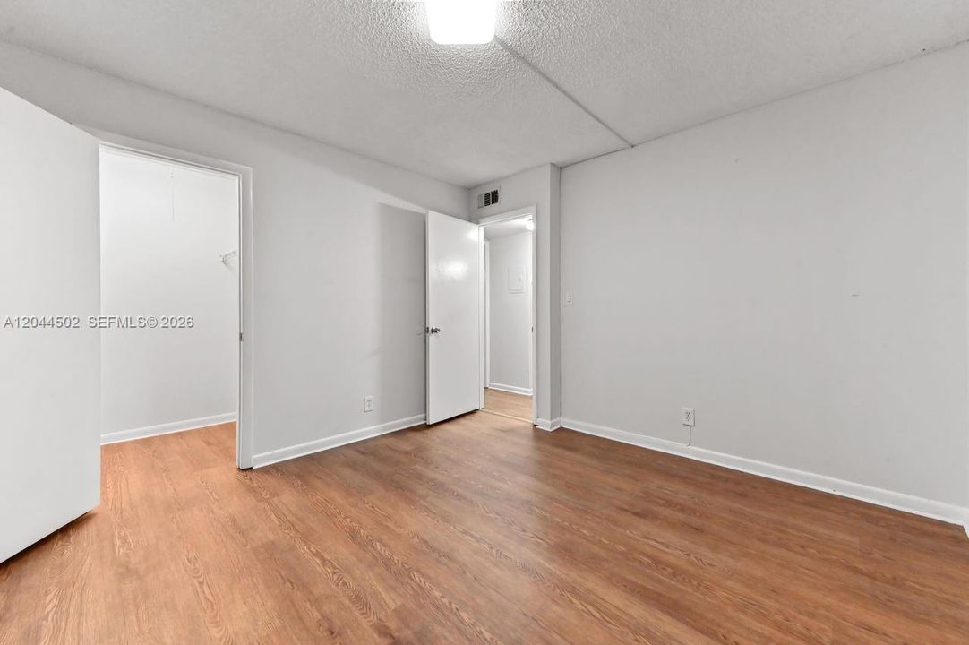 For Sale: $249,000 (2 beds, 2 baths, 940 Square Feet)