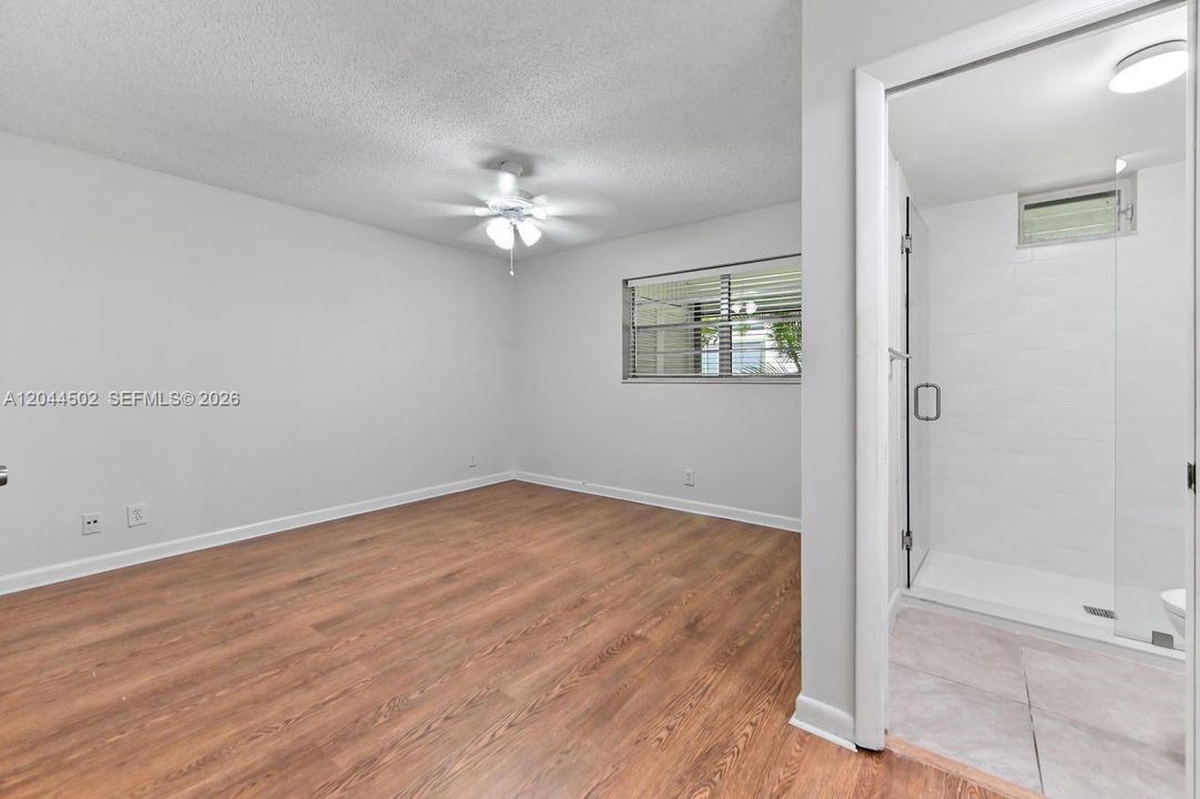 For Sale: $249,000 (2 beds, 2 baths, 940 Square Feet)