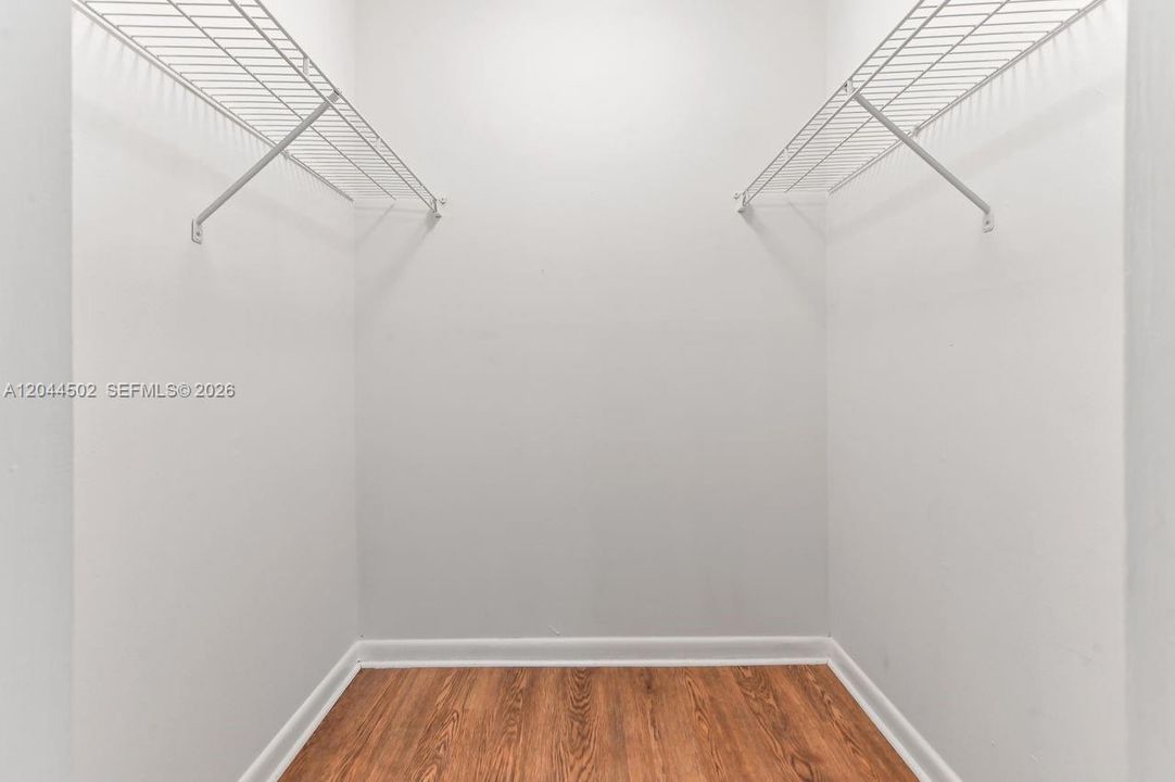 For Sale: $249,000 (2 beds, 2 baths, 940 Square Feet)