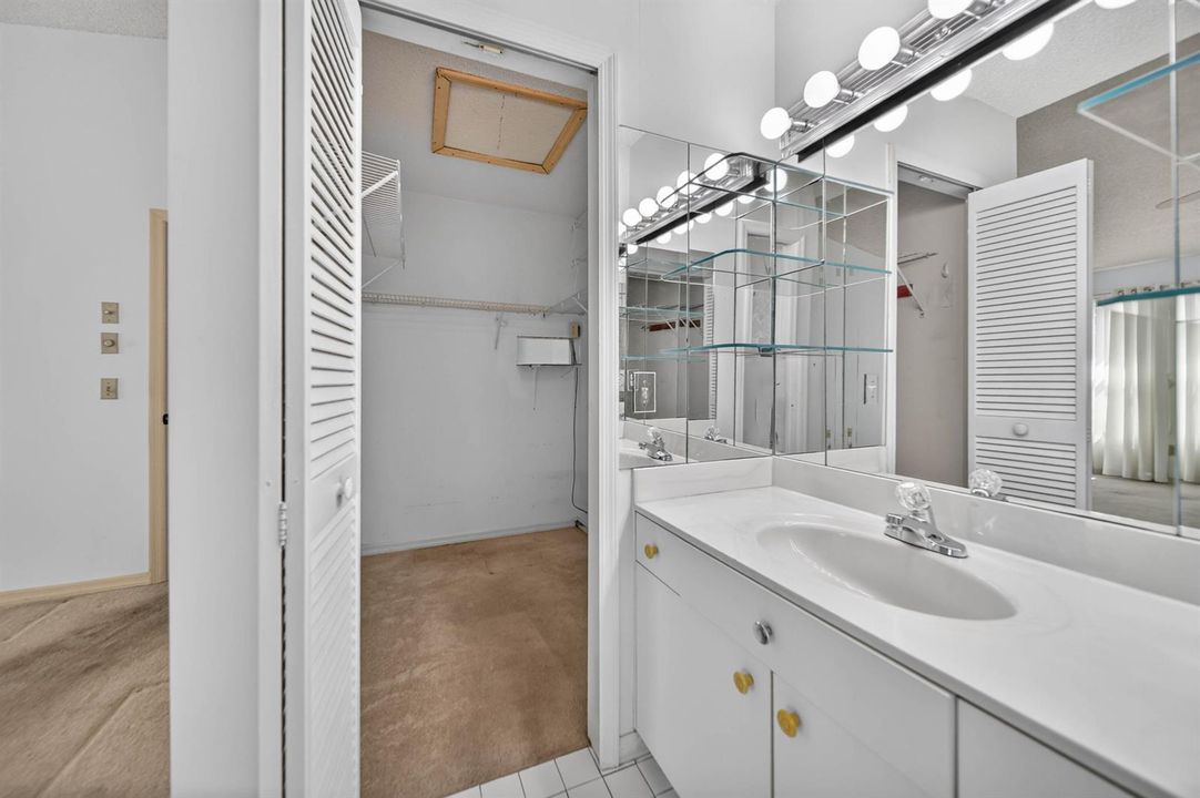 primarybathcloset1.jpg-FULL