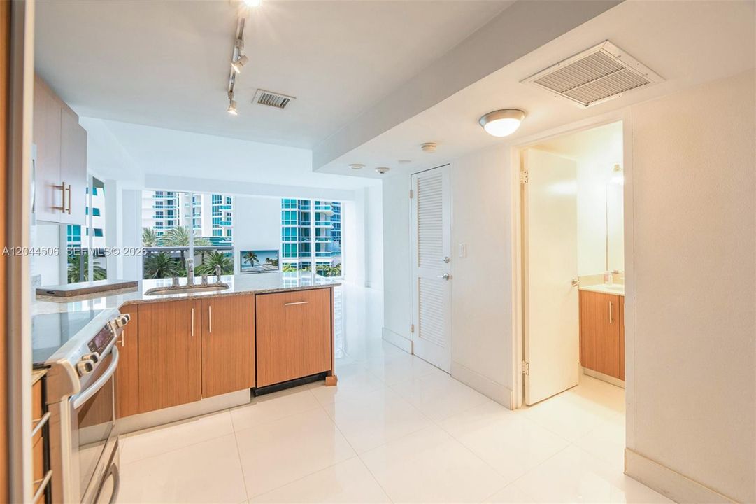 For Rent: $3,000 (0 beds, 1 baths, 481 Square Feet)