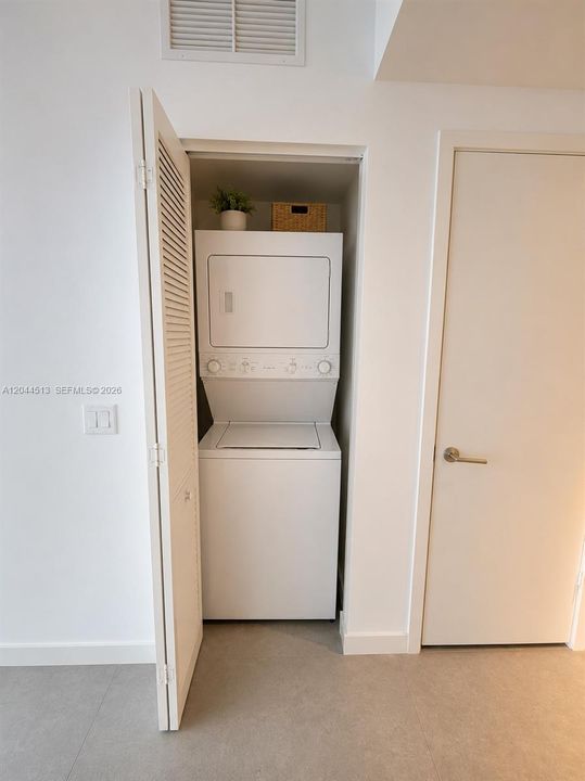 For Rent: $4,000 (1 beds, 1 baths, 877 Square Feet)