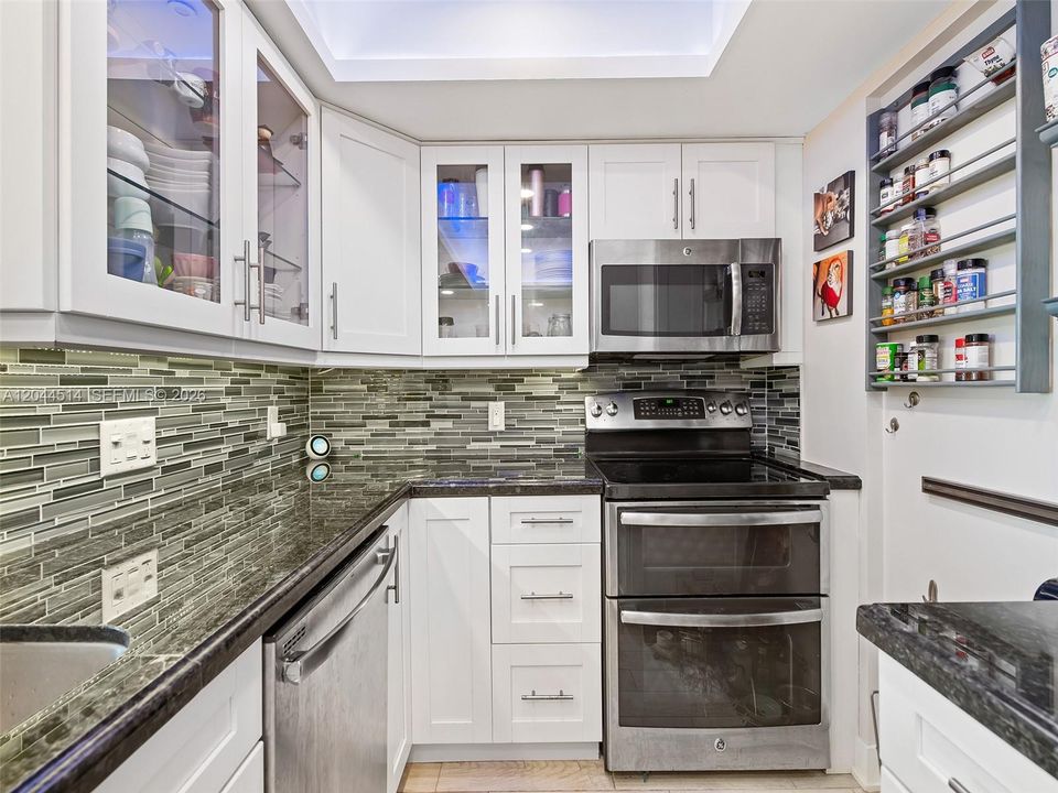 На продажу: $299,000 (2 спален, 2 ванн, 900 Квадратных фут)