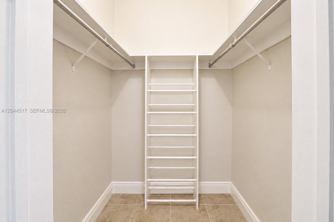В аренду: $4,000 (4 спален, 2 ванн, 1725 Квадратных фут)