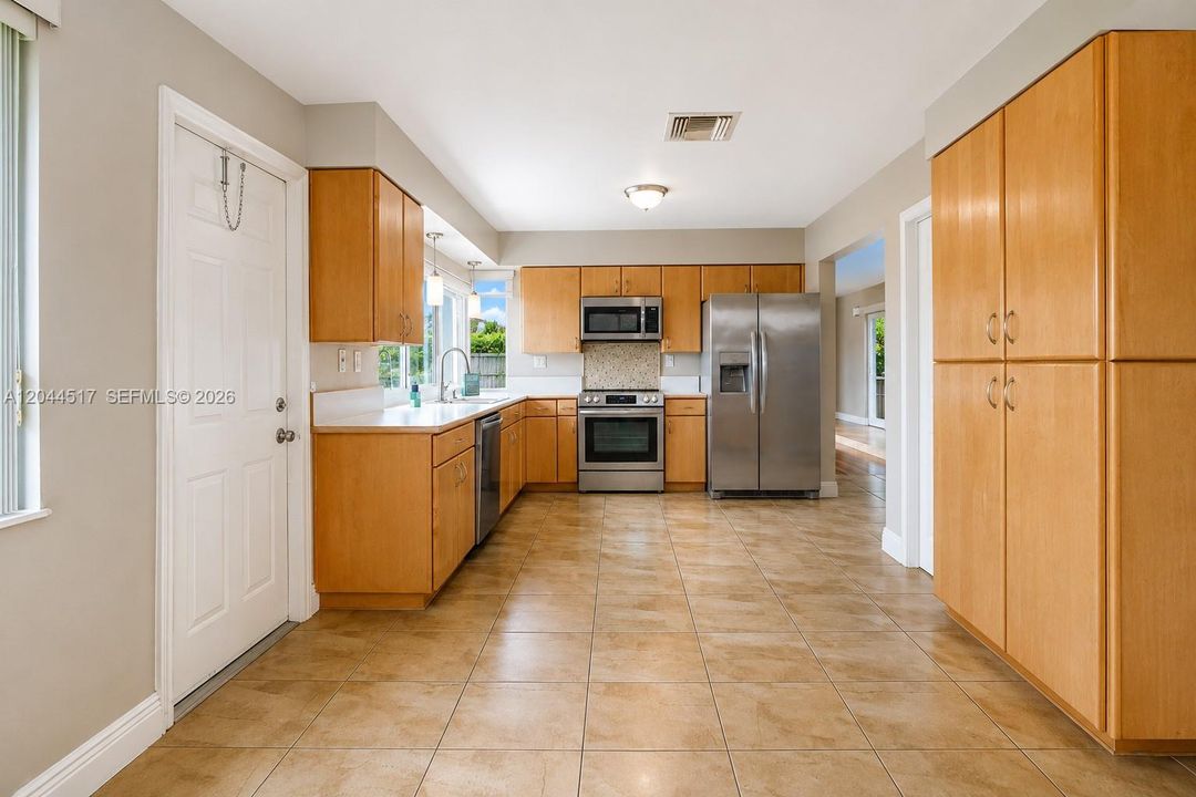 В аренду: $4,000 (4 спален, 2 ванн, 1725 Квадратных фут)