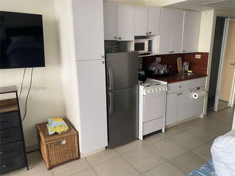 For Rent: $1,800 (0 beds, 1 baths, 360 Square Feet)