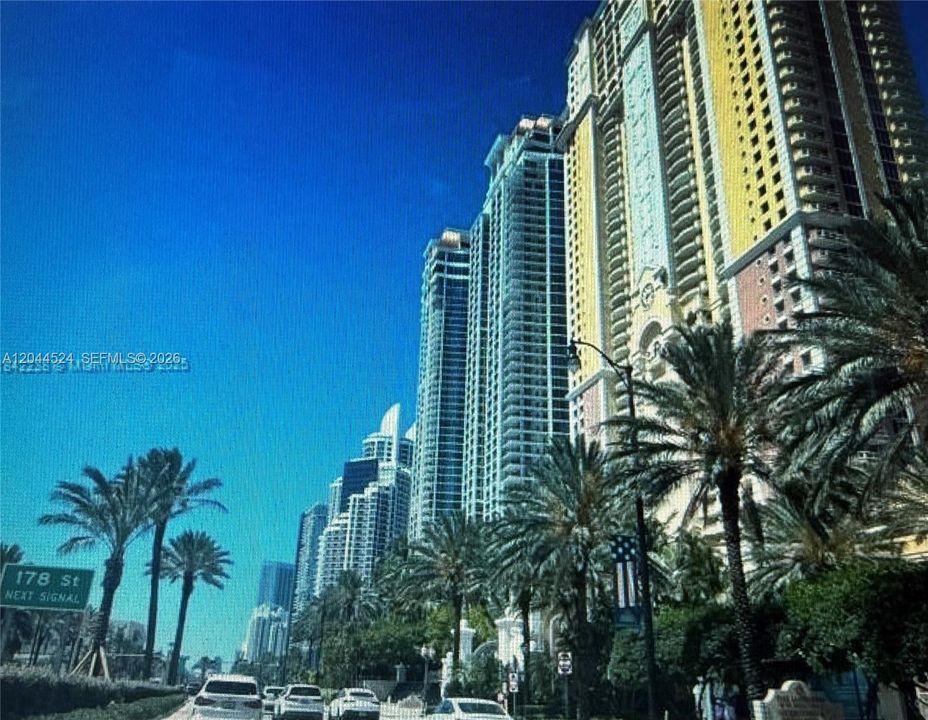 合同活跃: $2,025 (1 贝兹, 1 浴室, 767 平方英尺)