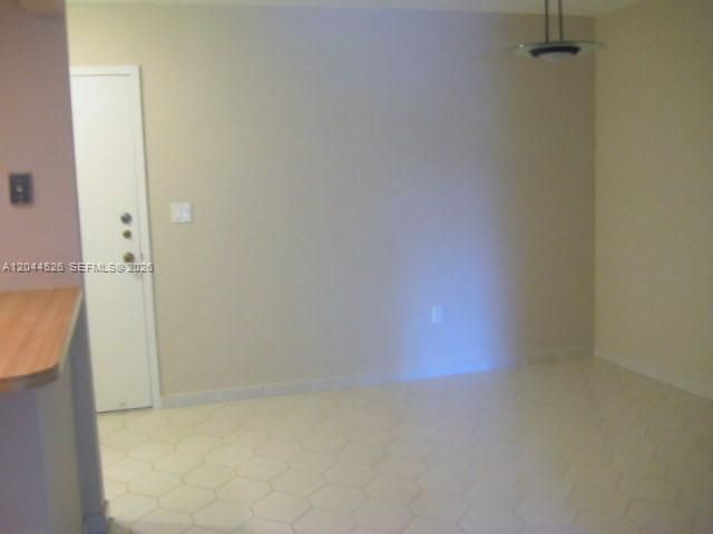 For Rent: $1,650 (1 beds, 1 baths, 960 Square Feet)