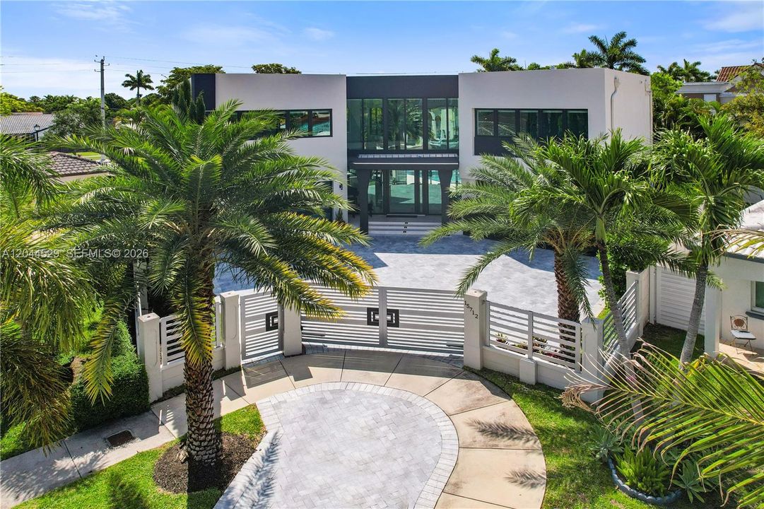 На продажу: $1,975,000 (6 спален, 4 ванн, 4883 Квадратных фут)