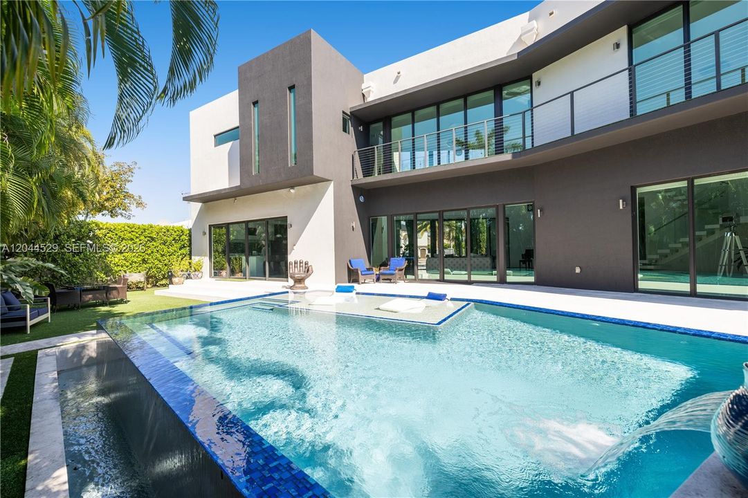 На продажу: $1,975,000 (6 спален, 4 ванн, 4883 Квадратных фут)
