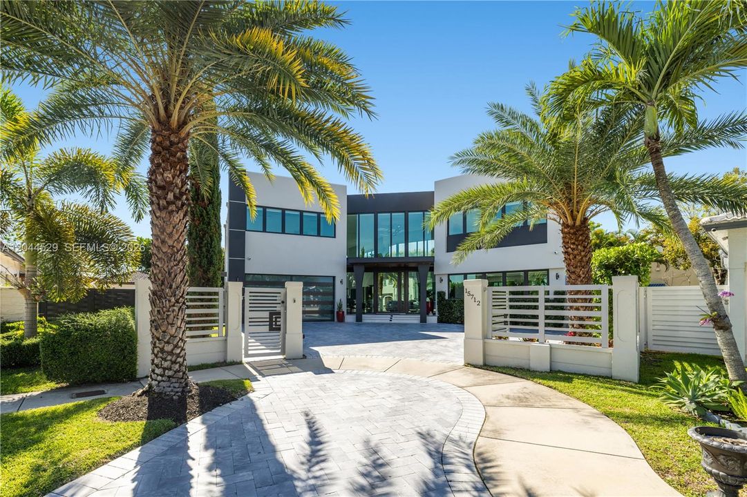 На продажу: $1,975,000 (6 спален, 4 ванн, 4883 Квадратных фут)