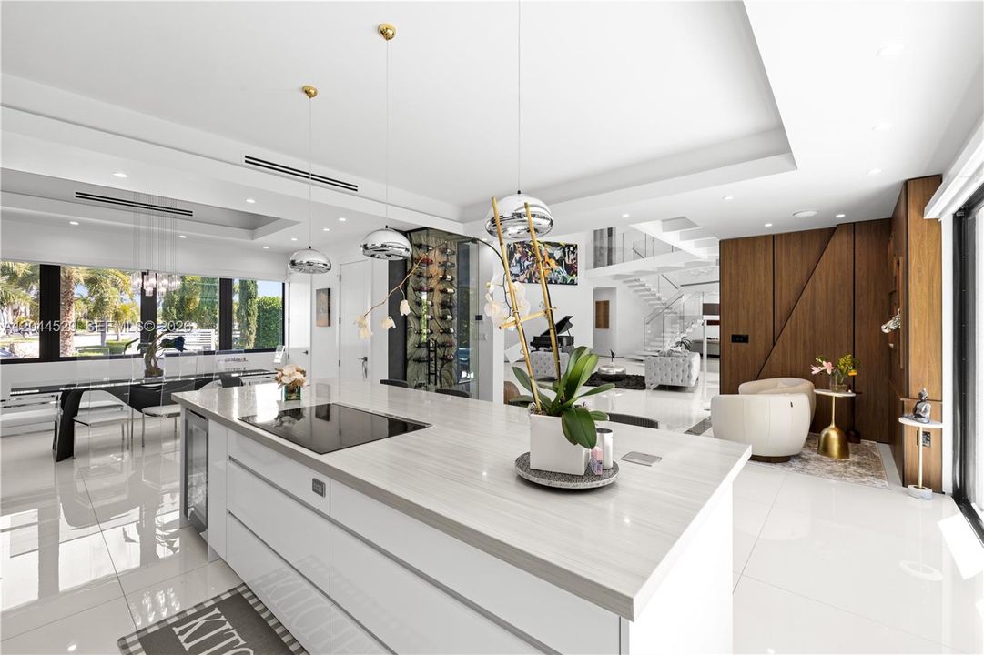 На продажу: $1,975,000 (6 спален, 4 ванн, 4883 Квадратных фут)