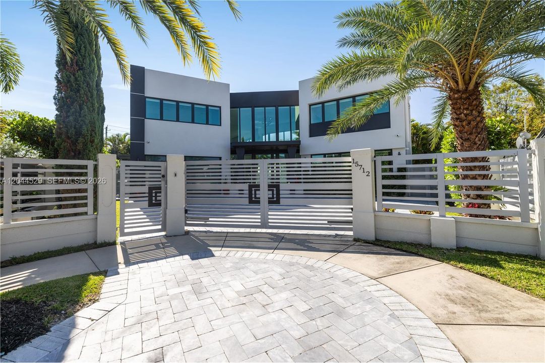 На продажу: $1,975,000 (6 спален, 4 ванн, 4883 Квадратных фут)