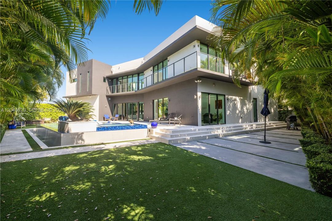 На продажу: $1,975,000 (6 спален, 4 ванн, 4883 Квадратных фут)