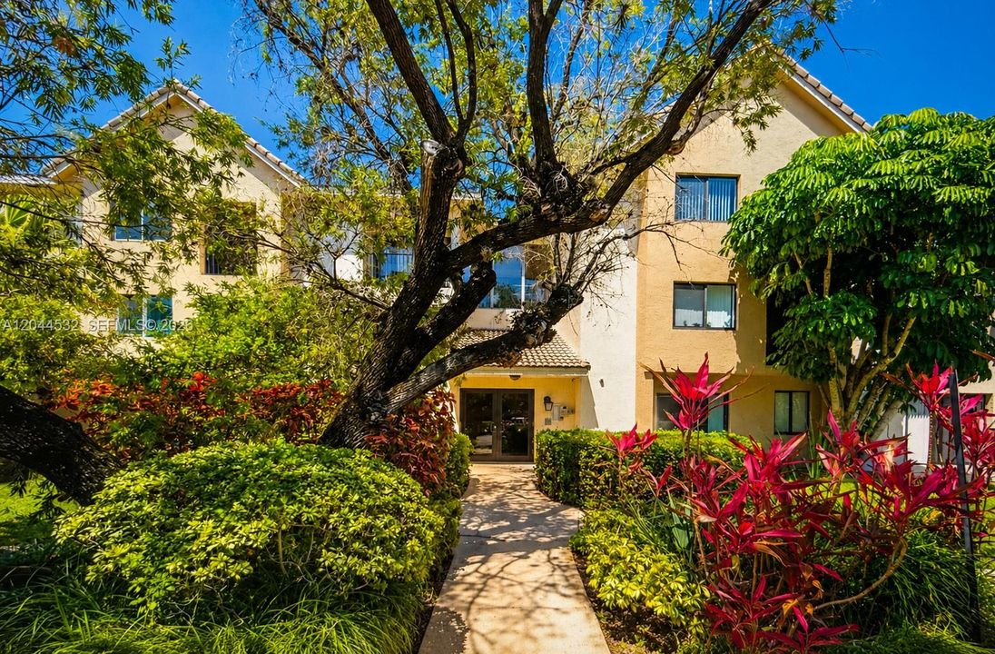 For Rent: $1,790 (2 beds, 2 baths, 933 Square Feet)