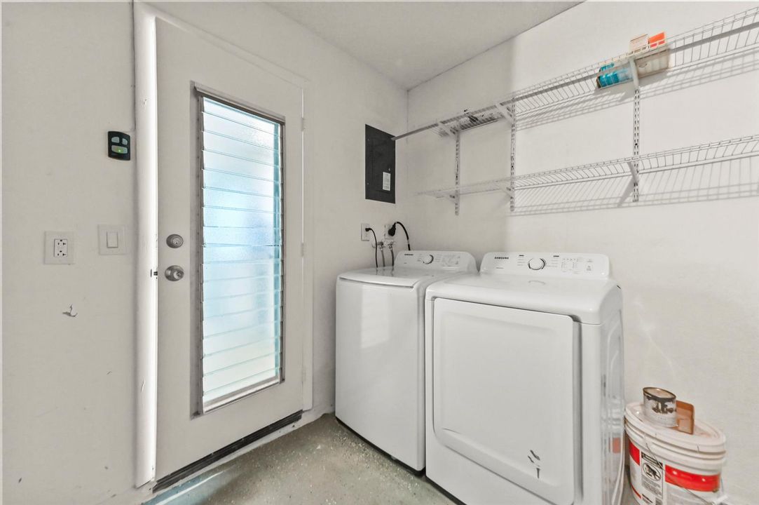 18 Laundry Room 01
