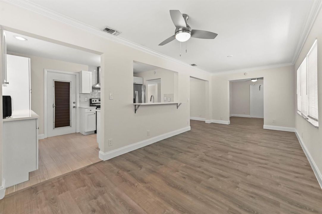 15 Family Room 01