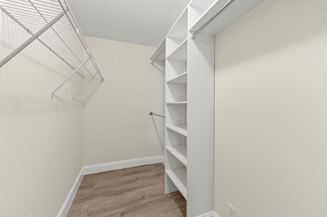 29 Closet 01