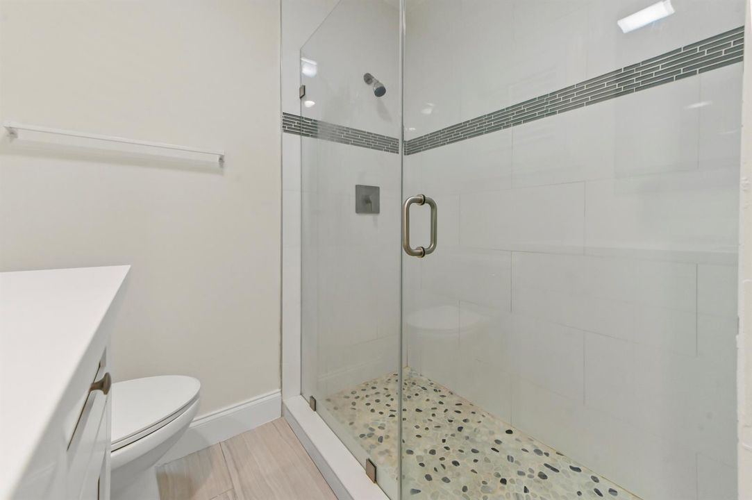28 Bathroom 04