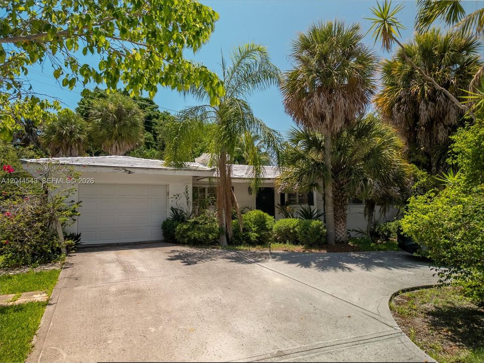 For Sale: $1,400,000 (4 beds, 2 baths, 1627 Square Feet)