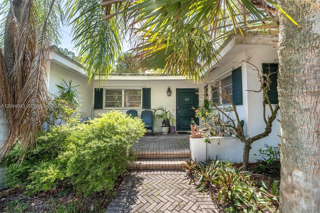 For Sale: $1,400,000 (4 beds, 2 baths, 1627 Square Feet)