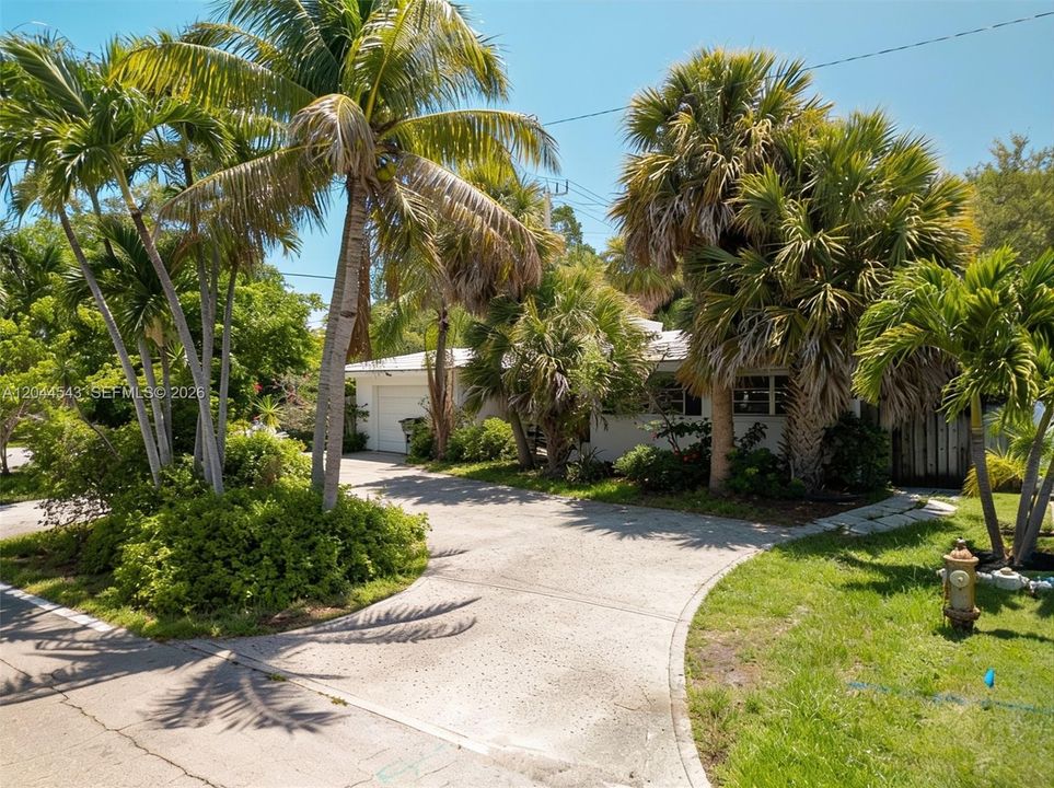 For Sale: $1,400,000 (4 beds, 2 baths, 1627 Square Feet)
