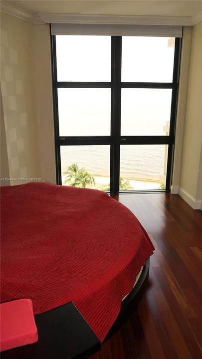 Second bedroom with round bed face to direct ocean view.