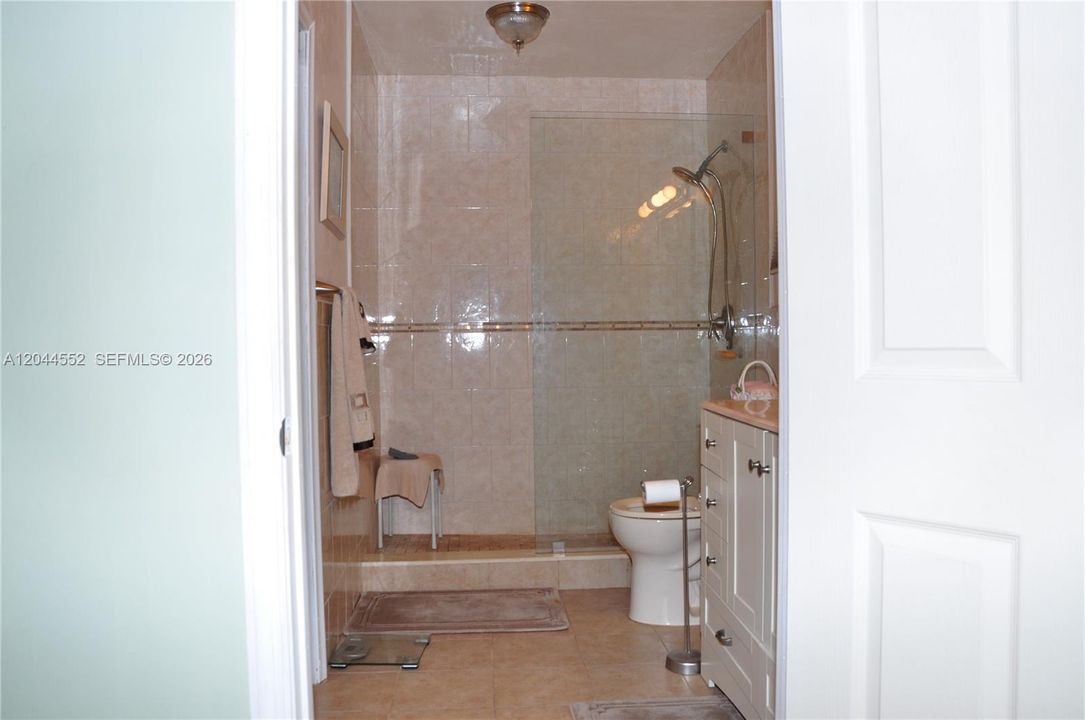 На продажу: $700,000 (4 спален, 2 ванн, 1618 Квадратных фут)