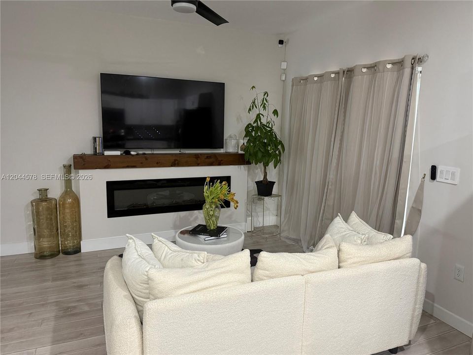 В аренду: $3,400 (3 спален, 2 ванн, 1372 Квадратных фут)