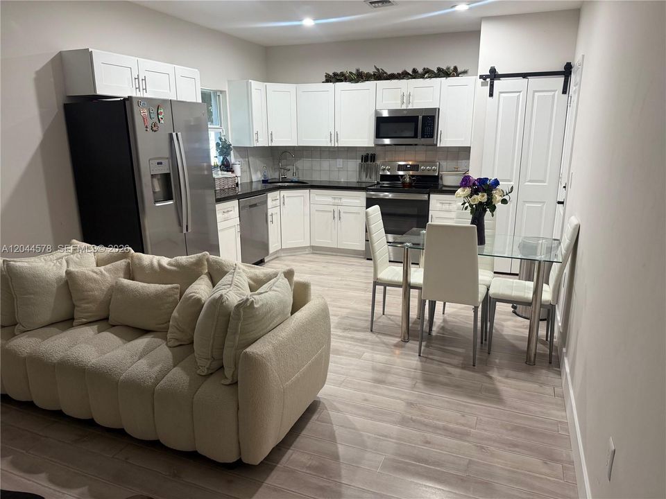 В аренду: $3,400 (3 спален, 2 ванн, 1372 Квадратных фут)