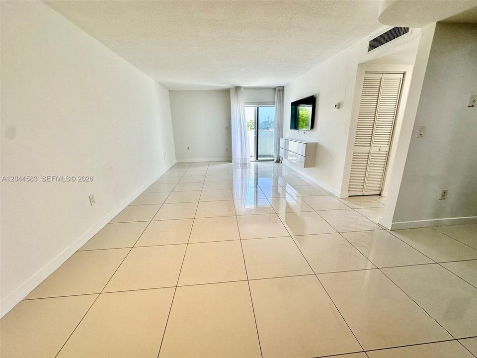 For Rent: $2,000 (1 beds, 1 baths, 800 Square Feet)