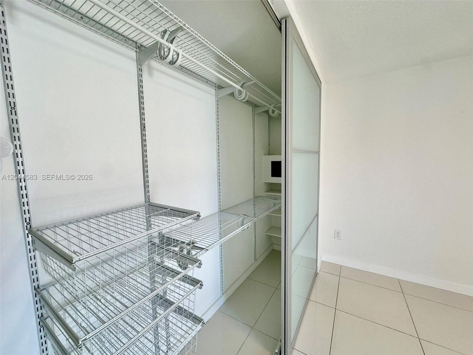 For Rent: $2,000 (1 beds, 1 baths, 800 Square Feet)