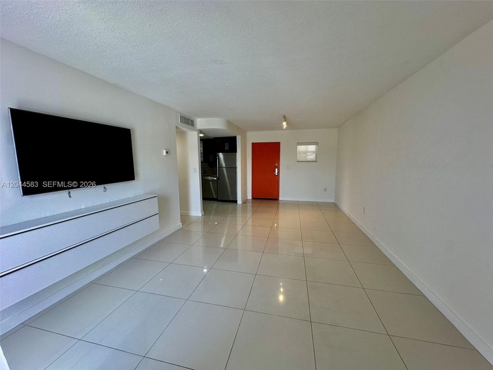 For Rent: $2,000 (1 beds, 1 baths, 800 Square Feet)