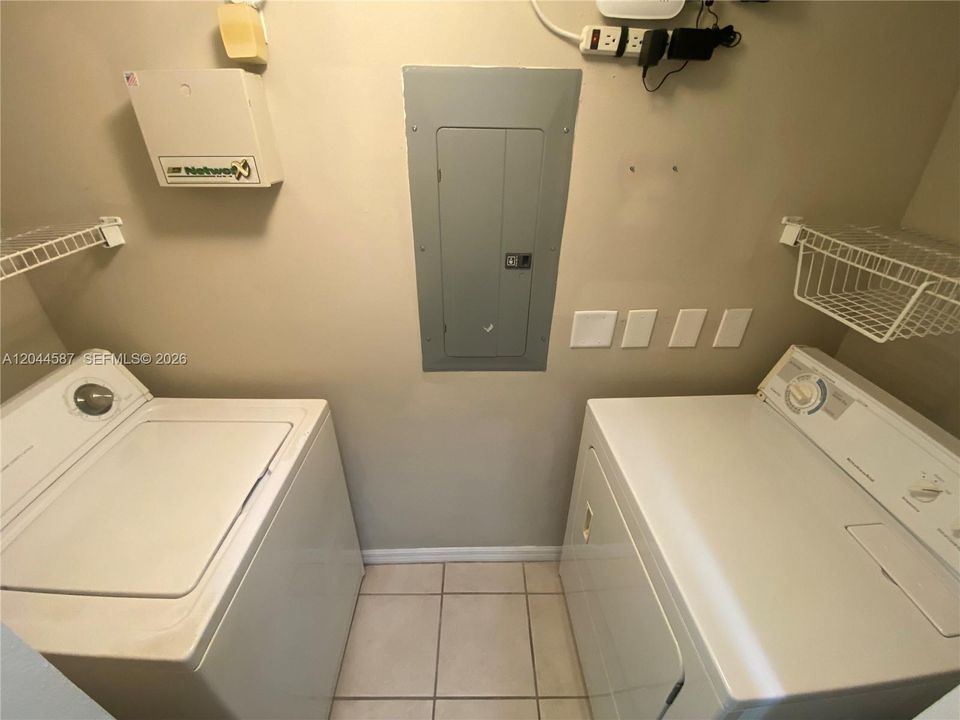 На продажу: $199,900 (2 спален, 1 ванн, 926 Квадратных фут)
