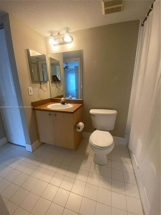 На продажу: $199,900 (2 спален, 1 ванн, 926 Квадратных фут)
