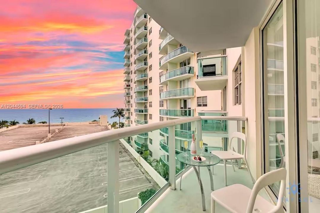 For Sale: $420,000 (1 beds, 1 baths, 874 Square Feet)